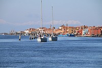 barca a vela in laguna